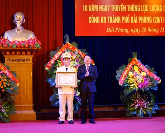 Thừa ủy quyền của Thủ tướng Chính phủ, ông Lê Khắc Nam, Phó Chủ tịch UBND TP Hải Phòng trao bằng khen của Thủ tướng Chính phủ cho lực lượng CSPCTPVMT.