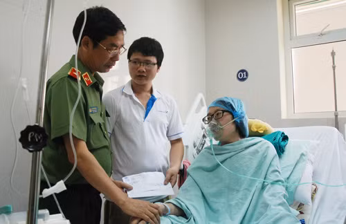Thiếu tướng Phạm Văn Miên, Tổng biên tập Báo CAND thăm hỏi, động viên Huyền Trâm.