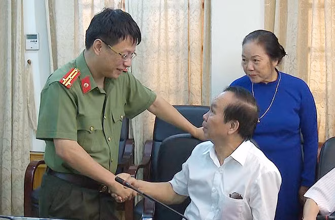 Thượng tá Phạm Khải, Phó Tổng biên tập Báo CAND trò chuyện thân mật với các đại biểu.