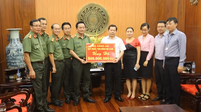 Thiếu tướng Nguyễn Quang Chữ thay mặt đoàn công tác Bộ Công an đã trao cho UBND tỉnh Quảng Ngãi 500 triệu đồng từ Quỹ “Nghĩa tình đồng đội”.