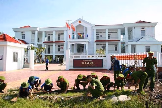 Hồng Bích và các bạn cùng lớp trong chuyến tình nguyện tại Cà Mau.