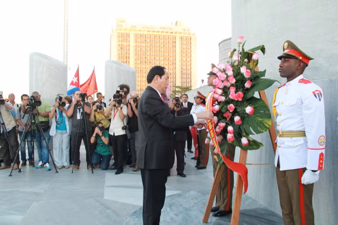 Chủ tịch nước Trần Đại Quang đặt vòng hoa trước tượng đài Jose Marti trên Quảng trường Cách mạng (Havana, chiều 16-11-2016).
