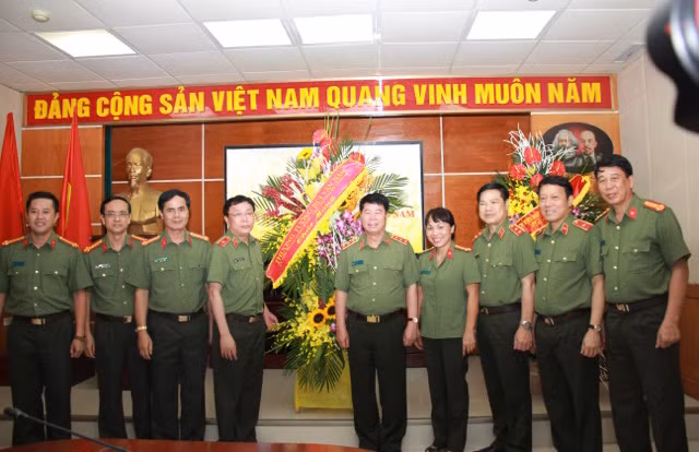 Thứ trưởng Bùi Văn Nam phát biểu chúc mừng CBCS Trung tâm Phát thanh - Truyền hình – Điện ảnh CAND.