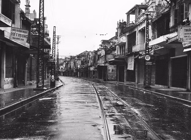 Phố Hàng Đào vắng lặng vì lệnh giới nghiêm trước khi bộ đội Việt Minh tiếp quản Thủ đô. Phố Hàng Đào vắng lặng vì lệnh giới nghiêm trước khi bộ đội Việt Minh tiếp quản Thủ đô.