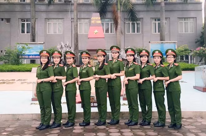 Huyền Trâm (ngoài cùng bên phải) và bạn gái cùng lớp tại Học viện Cảnh sát nhân dân.