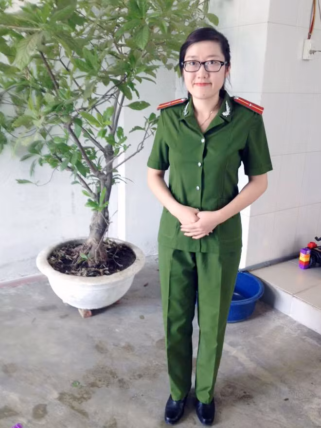 Huyền Trâm trong trang phục Thiếu úy Cảnh sát.
