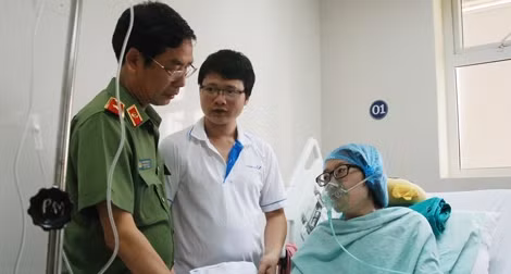 Thiếu tướng Phạm Văn Miên - Tổng biên tập Báo CAND thăm hỏi, động viên Đậu Thị Huyền Trâm.