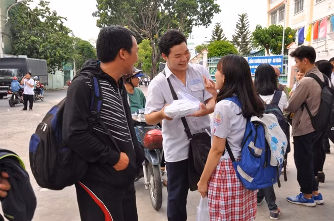 Nhiều bạn trẻ hào hứng với đề thi môn Văn.
