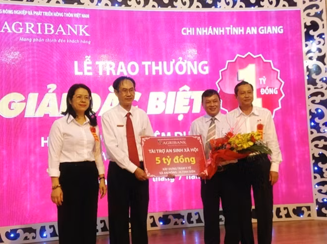 Bà Nguyễn Thị Phượng - Phó TGĐ Agribank trao giải cho khách hàng may mắn trúng thưởng