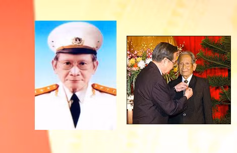 Cố Bộ trưởng Bùi Thiện Ngộ (ảnh phải). Thủ tướng Phan Văn Khải gắn Huân chương Hồ Chí Minh cho đồng chí Bùi Thiện Ngộ (2006)