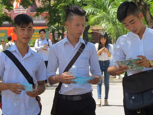 Thí sinh thi tại điểm thi trường THPT Hai Bà Trưng (TP Huế) trao đổi cách giải đề thi môn Toán. Thí sinh thi tại điểm thi trường THPT Hai Bà Trưng (TP Huế) trao đổi cách giải đề thi môn Toán.