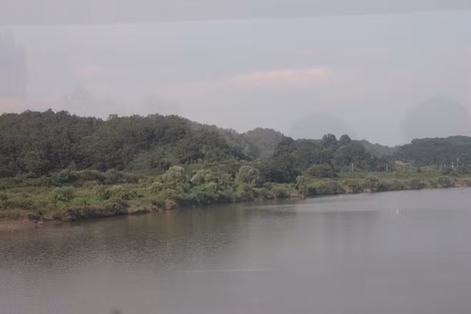 Khu vực Imjingak cách ranh giới quân sự 7km, được xây dựng năm 1972 trong niềm hy vọng thống nhất trên bán đảo Triều Tiên. Thắng cảnh này nhìn ra hợp lưu của sông Hangang và Imjingak. DMZ là nơi an toàn đối với du khách cũng như là chỗ để người dân Nam-Bắc Triều Tiên liên lạc với nhau hàng ngày. Tuy nhiên, trong vòng 2 năm trở lại đây, tình hình trên bán đảo Triều Tiên ngày càng căng thẳng và vì thế sự giao lưu, liên lạc này nhiều lúc bị ngưng trệ.