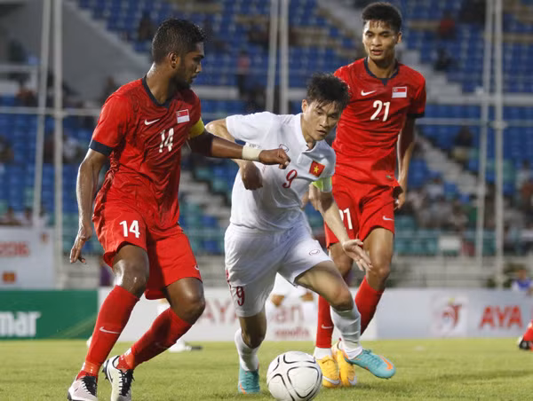 Công Vinh tả xung hữu đột trong vòng vây các cầu thủ Singapore. Ảnh: vne