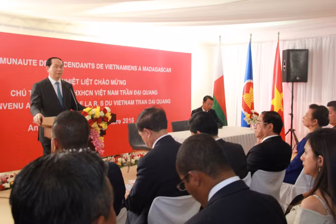 Chủ tịch nước Trần Đại Quang nói chuyện với cộng đồng bà con người Madagascar gốc Việt.