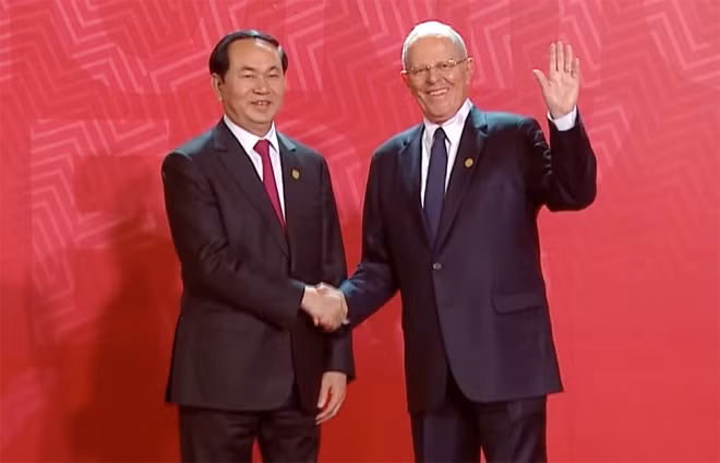 Tổng thống nước chủ nhà Pedro Pablo Kuczynski chào đón Chủ tịch nước Trần Đại Quang.