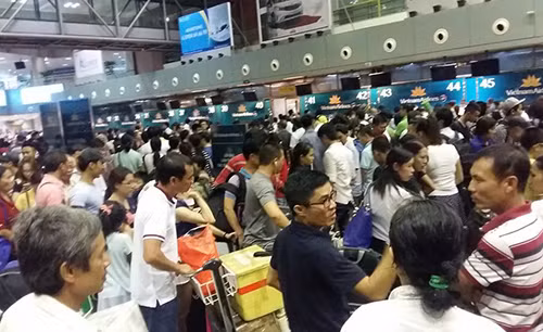 Hơn 100 chuyến bay bị ảnh hưởng sau vụ tin tặc tấn công. Ảnh: Bá Đô (vne) Hơn 100 chuyến bay bị ảnh hưởng sau vụ tin tặc tấn công. Ảnh: Bá Đô (vne)