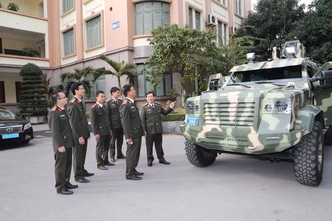 Cán bộ Cục Quản lý trang bị kỹ thuật và trang cấp kiểm tra phương tiện trước khi bàn giao cho các đơn vị.