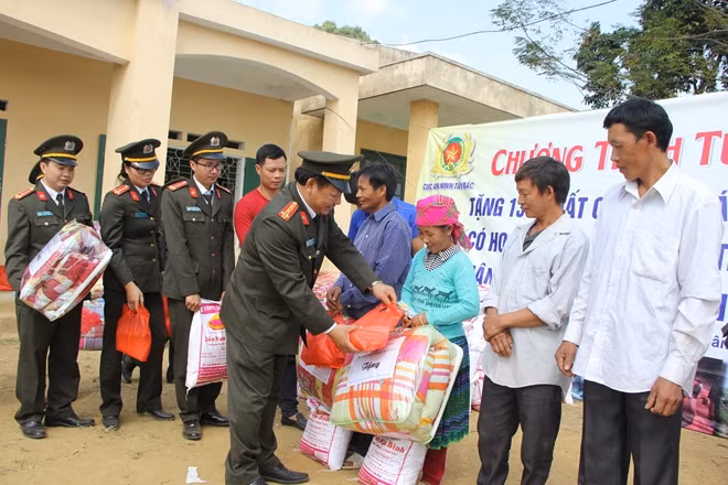 Cán bộ Cục An ninh Tây Bắc tặng quà bà con có hoàn cảnh khó khăn