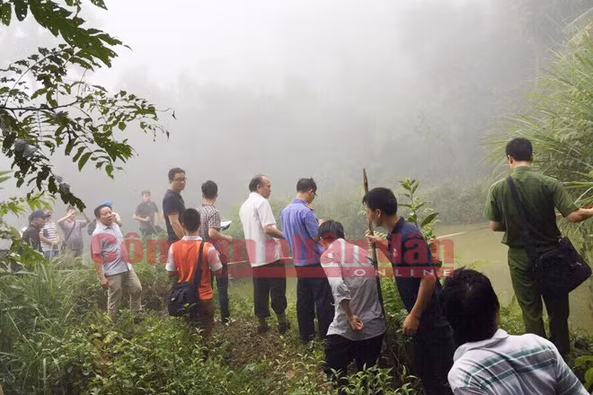 Các cơ quan chức năng đang khám nghiệm hiện trường - nơi phát hiện xác chị Tẩn Tả Mẩy