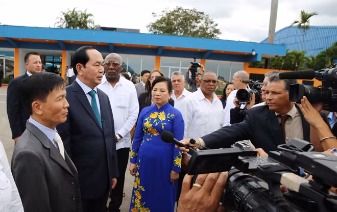 Chủ tịch nước Trần Đại Quang trả lời phỏng vấn báo chí Cuba tại Sân bay Jose Marti.