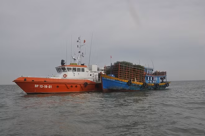 Tàu bộ đội biên phòng lai dắt thành công tàu cá Bth 98442 cùng 10 thuyền viên vào bờ an toàn.