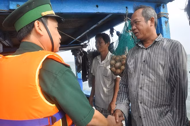 Các thuyền viên cảm ơn các chiến sĩ biên phòng.