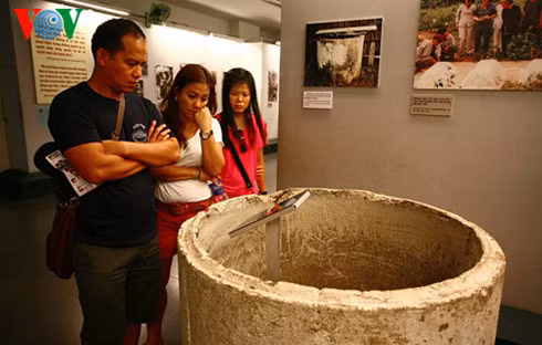 Đây là một ống cống của gia đình ông Bùi Văn Vát, chứng tích của vụ thảm sát ở xã Thạnh Phong, huyện Thạnh Phú, tỉnh Bến Tre đêm 25/2/1969. Ba đứa trẻ là cháu nội ông Vát (10 tuổi, 8 tuổi và 6 tuổi) ẩn nấp trong ống cống này đã bị lính biệt kích Mỹ phát hiện, bắt và hành hình dã man. Năm 2009, kỷ niệm 40 năm ngày giỗ của các nạn nhân,gia đình ông Vát đã tặng lại Bảo tàng làm hiện vật trưng bày. Ảnh: vov