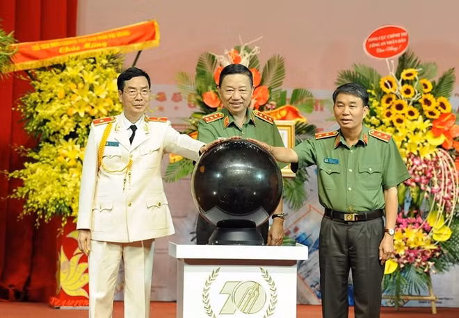 Thượng tướng, Tô Lâm, Ủy viên Bộ Chính trị, Bộ trưởng Bộ Công an; Trung tướng Trần Bá Thiều, Tổng cục trưởng Tổng cục Chính trị CAND và Thiếu tướng Phạm Văn Miên, Tổng biên tập Báo CAND thực hiện nghi thức ra mắt Báo điện tử CAND tiếng Anh.