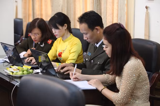 Phóng viên Báo điện tử CAND tác nghiệp.