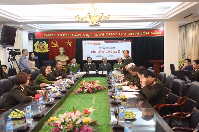 Báo điện tử CAND tổ chức giao lưu trực tuyến tư vấn tuyển sinh các trường CAND năm 2016.