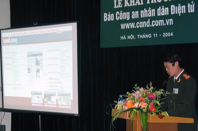Đại tá, nhà văn Nguyễn Hữu Ước (nay là Trung tướng) - Tổng biên tập Báo CAND phát biểu tại Lễ ra mắt Báo điện tử CAND (ngày 23/11/2004).
