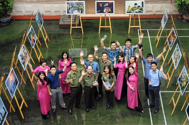 Đại tá Trần Kim Thẩm, Phó Tổng biên tập và cán bộ, phóng viên Báo điện tử CAND.