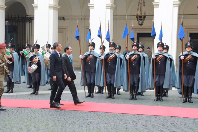 Chủ tịch nước Trần Đại Quang và Thủ tướng Italia Matteo Renzi duyệt đội danh dự.