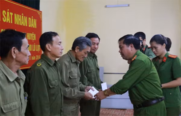 Đại tá Đặng Đức Nghĩa – Trưởng phòng CTĐ, CTCT & CTQC, Học viện CSND trao quà hỗ trợ cho Công an viên huyện Cam Lộ - tỉnh Quảng Trị.
