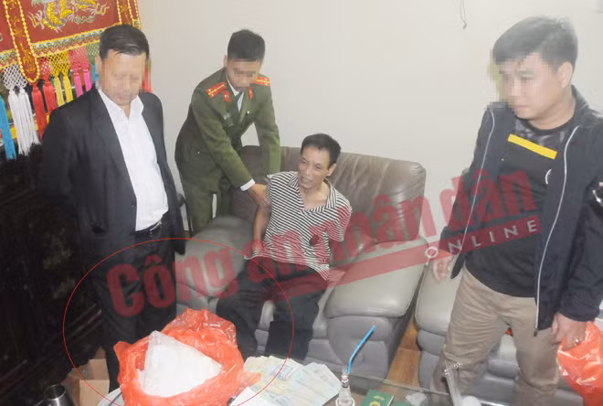 Đỗ Hiệp Hải bị bắt cùng tang vật (khoanh đỏ) Đỗ Hiệp Hải bị bắt cùng tang vật (khoanh đỏ)