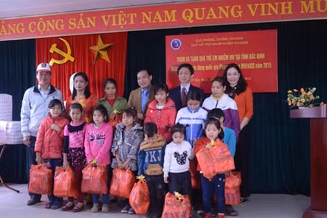 Lãnh đạo Cục Phòng, chống HIV/AIDS tặng quà cho các cháu trong Câu lạc bộ Vì ngày mai tươi sáng.