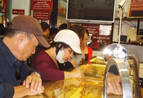 Vàng đang trên đà lao dốc nên các nhà đầu tư chưa muốn mua vào.