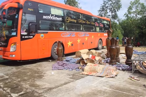 Xe khách BKS: 47B-015.40.