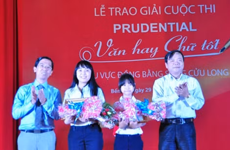 Thí sinh Phạm Huỳnh Như Ngọc (khối 8-7) và Nguyễn Phương Bảo Ngọc (khối 6-7, cùng Châu Văn Liêm, Ô Môn, Cần Thơ) đoạt giải nhì.