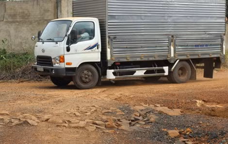 Xe quá tải né trạm thu phí số 2 đã làm tuyến đường dân sinh ở ấp 1, xã Đồng Tiến nát bét.