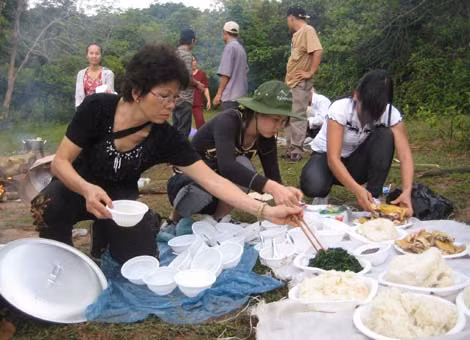 Bữa cơm giữa rừng của bà Liên trong một lần đi tìm hài cốt người yêu.