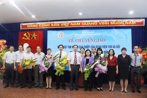 Thứ trưởng Nguyễn Thị Xuyên chúc mừng lãnh đạo BVĐK Xanh Pôn và Bệnh viện Tim Hà Nội.