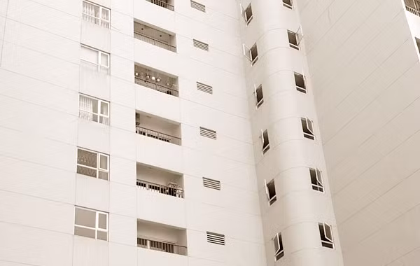 Những vết nứt phía ngoài tòa nhà chung cư Investco Baybylon mới được trám để chống thấm.
