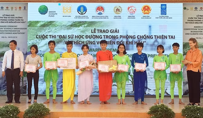 Ban tổ chức trao giải cho các em học sinh đoạt giải cuộc thi lần này.