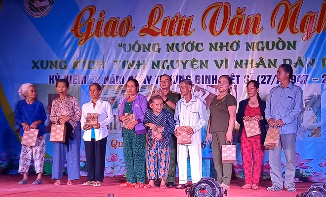 Lãnh đạo Trại giam An Điềm trao quà cho các gia đình chính sách khó khăn tại xã Đại Hưng, huyện Đại Lộc.