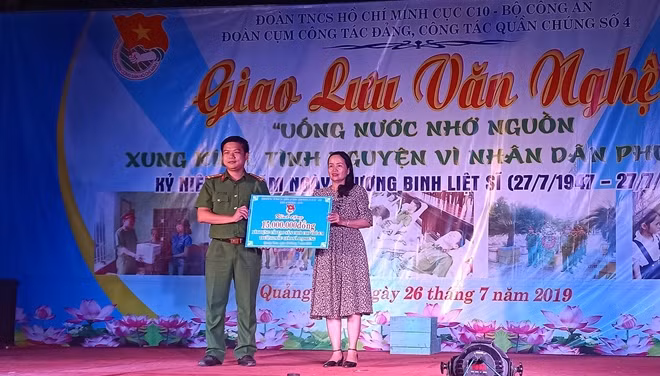 Trao tặng công trình thanh niên cho Trường Mẫu giáo xã Đại Hưng.