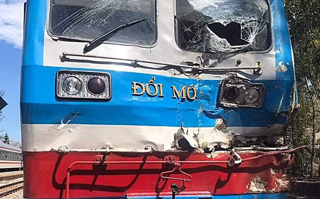 Đầu tàu hỏa bị hư hỏng sau vụ va chạm với xe tải. Ảnh: T.N