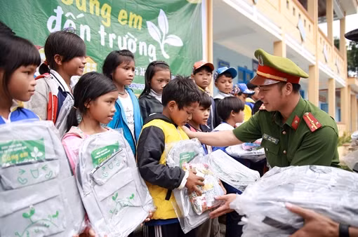 Tuổi trẻ Công an Quảng Nam với chương trình ý nghĩa “Cùng em đến trường” 