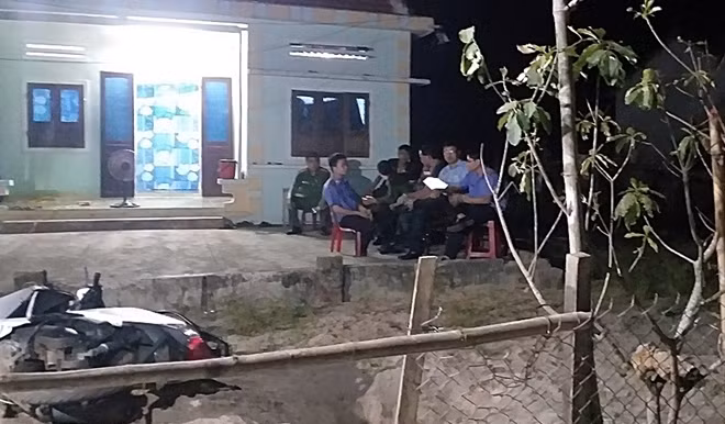 Lực lượng chức năng có mặt tại nhà ông V. ngay trong đêm để tổ chức khám nghiệm hiện trường, điều tra vụ án mạng.