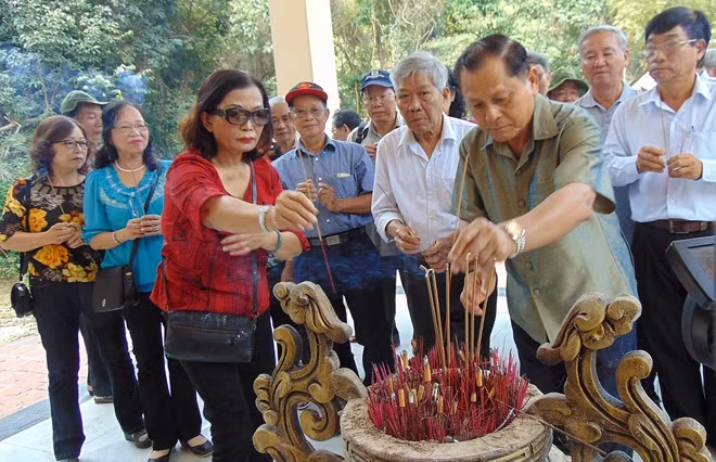 Thượng tướng Lê Thế Tiệm cùng nguyên cán bộ An ninh Quảng Đà viếng hương tại khu di tích Đặc khu ủy Quảng Đà.